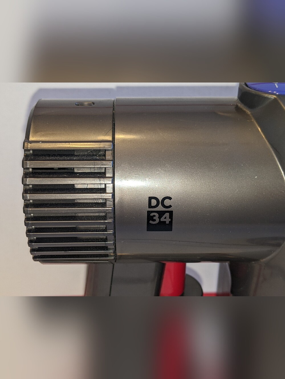 DYSON DC34 CORDLESS HANDHELD VACUUM DUAL POWER IDEAL FOR CARS With CHARGER - Picture 2 of 8